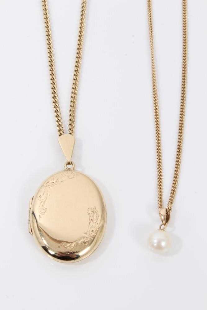 Lot 27 - 9ct gold oval locket pendant on chain and single cultured pearl on chain