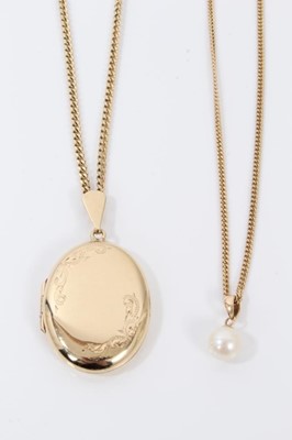 Lot 27 - 9ct gold oval locket pendant on chain and single cultured pearl on chain