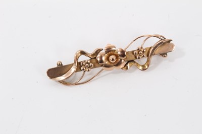 Lot 78 - Art Nouveau 9ct gold bar brooch together with other Victorian and later brooches, pendant and locket