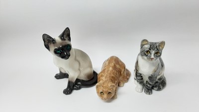 Lot 100 - Three Winstanley cats, largest is 34cm high
