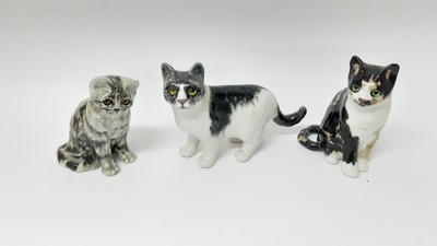 Lot 102 - Three Winstanley cats, largest is 21.5cm high