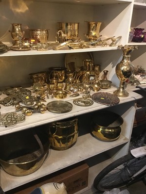 Lot 482 - Large collection of assorted brass ware to include brass preserve pan, horse brasses, fire irons and other decorative items