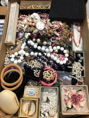 Lot 761 - Quantity of costume jewellery, watches and bijouterie (1 box)