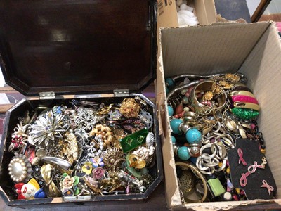 Lot 692 - Group of costume jewellery including a lacquer box of vintage brooches