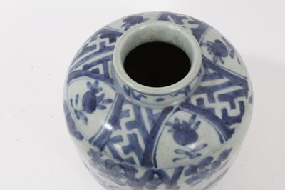 Lot 141 - Chinese blue and white ceramics