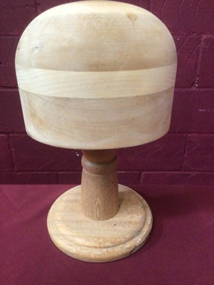 Lot 2204 - Wooden Miliners head hat block with four hats.