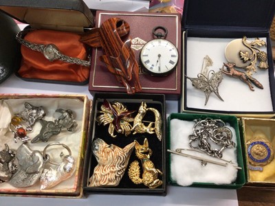 Lot 659 - Lot costume jewellery including Lea Stein fox brooch