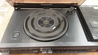 Lot 2335 - Bang & Olufsen record player and speakers