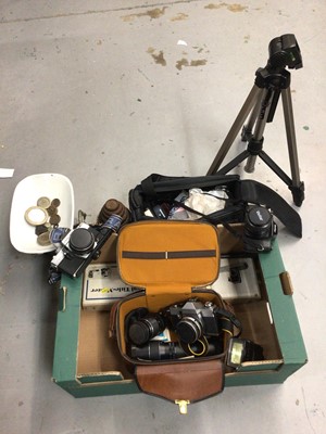 Lot 601 - Box of cameras