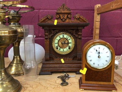 Lot 555 - Early 20th century oak cased mantel clock, Knight Gibbons mantel clock and two brass oil lamps (4)