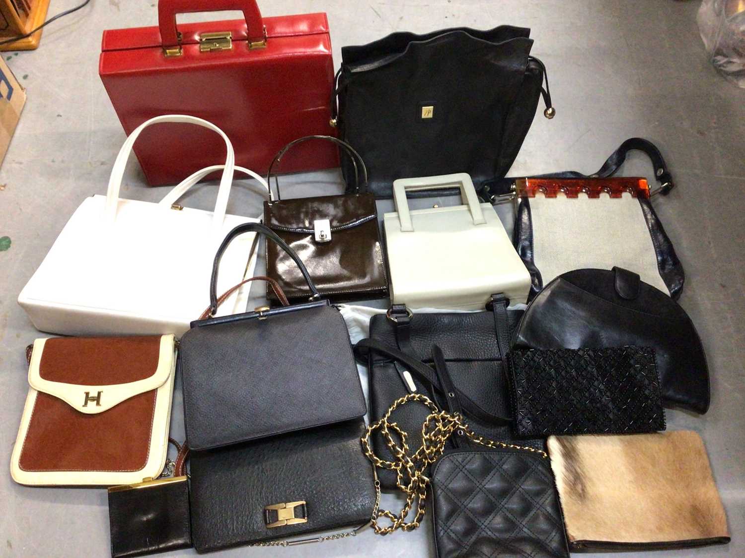 Lot 372 - Collection vintage handbags and purses (1