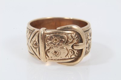 Lot 107 - 9ct gold buckle ring with engraved decoration to the band