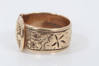 Lot 107 - 9ct gold buckle ring with engraved decoration to the band
