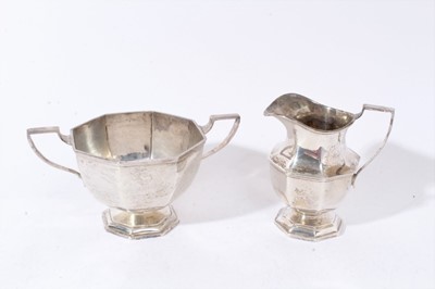 Lot 255 - George V silver jug and sugar bowl of octagonal form (London 1915), 15ozs