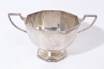 Lot 255 - George V silver jug and sugar bowl of octagonal form (London 1915), 15ozs