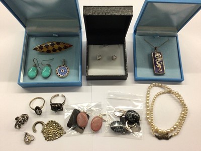 Lot 670 - Group silver and white metal jewellery