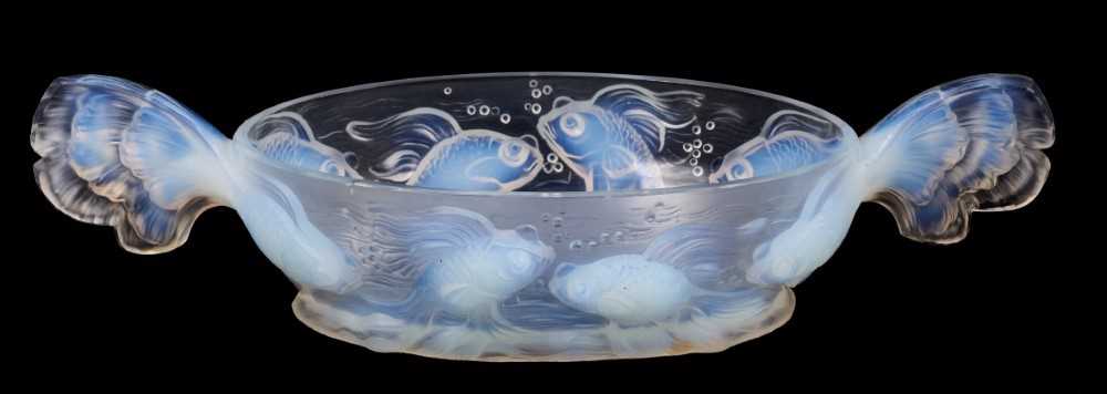 Lot 138 - French opalescent glass centrepiece