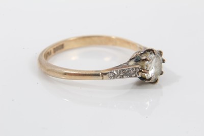 Lot 220 - 18ct gold diamond single stone ring with two diamonds to each shoulder in platinum setting