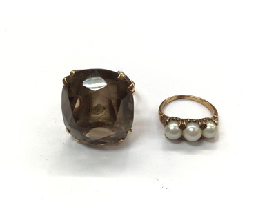 Lot 766 - 9ct gold smoky quartz cocktail ring and cultured pearl three stone ring