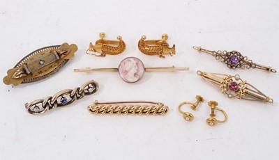 Lot 255 - Five Victorian 15ct gold bar brooches, pair15ct gold earrings, 14ct gold cameo bar brooch and pair 14ct gold dagger earrings