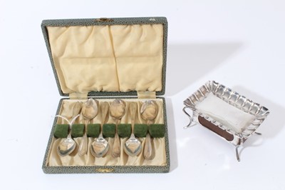 Lot 328 - Silver trinket box with wooden drawer, together with a cased set of silver teaspoons
