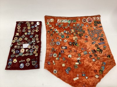 Lot 2609 - Box of assorted badges