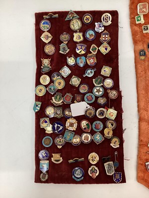 Lot 2609 - Box of assorted badges