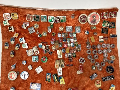 Lot 2609 - Box of assorted badges