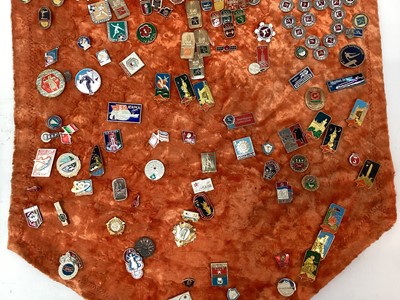 Lot 2609 - Box of assorted badges