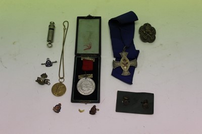 Lot 721 - First World War Victory medal named to 2398 PTE. C. Byrne. S. IR. H. together with a pair of brass shell cases, a Second World War tin helmet and small group of badges. (1 box)