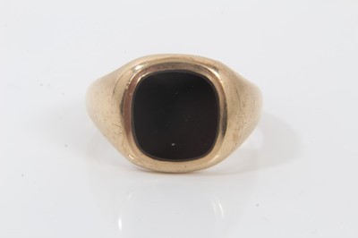 Lot 95 - 9ct gold signet ring with black onyx panel