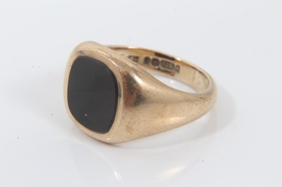 Lot 95 - 9ct gold signet ring with black onyx panel