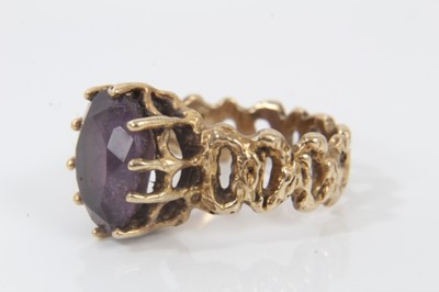 Lot 96 - 9ct gold amethyst cocktail ring in claw setting on pierced abstract design shank