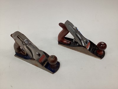 Lot 2619 - A Stanley no. 4 plane, 9 3/4 x 2in, and a Record no. 4 plane, 9 x 2in, both in original boxes