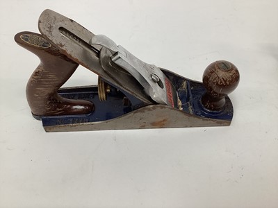 Lot 2619 - A Stanley no. 4 plane, 9 3/4 x 2in, and a Record no. 4 plane, 9 x 2in, both in original boxes