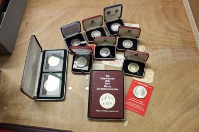 Lot 640 - World - Mixed silver coinage to include Pobjoy Mint sterling silver Elizabeth II 'Jubliee' eight crown set, Turks and Caicos Islands 50 and 20 Crowns two coin set 1976, six Queens silver coin 1976,...