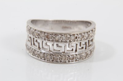 Lot 132 - 9ct white gold Greek key pierced design ring with borders of synthetic white stones