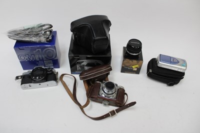 Lot 2471 - Quantity of cameras, video cameras and accessories