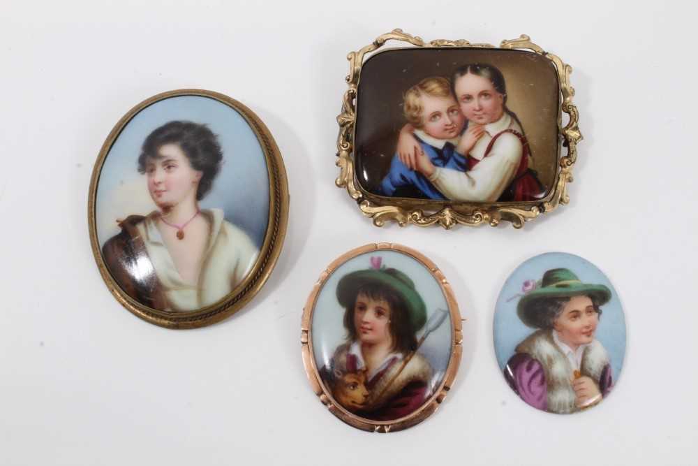 Lot 189 - 19th century continental porcelain yellow metal mounted brooch together with three similar