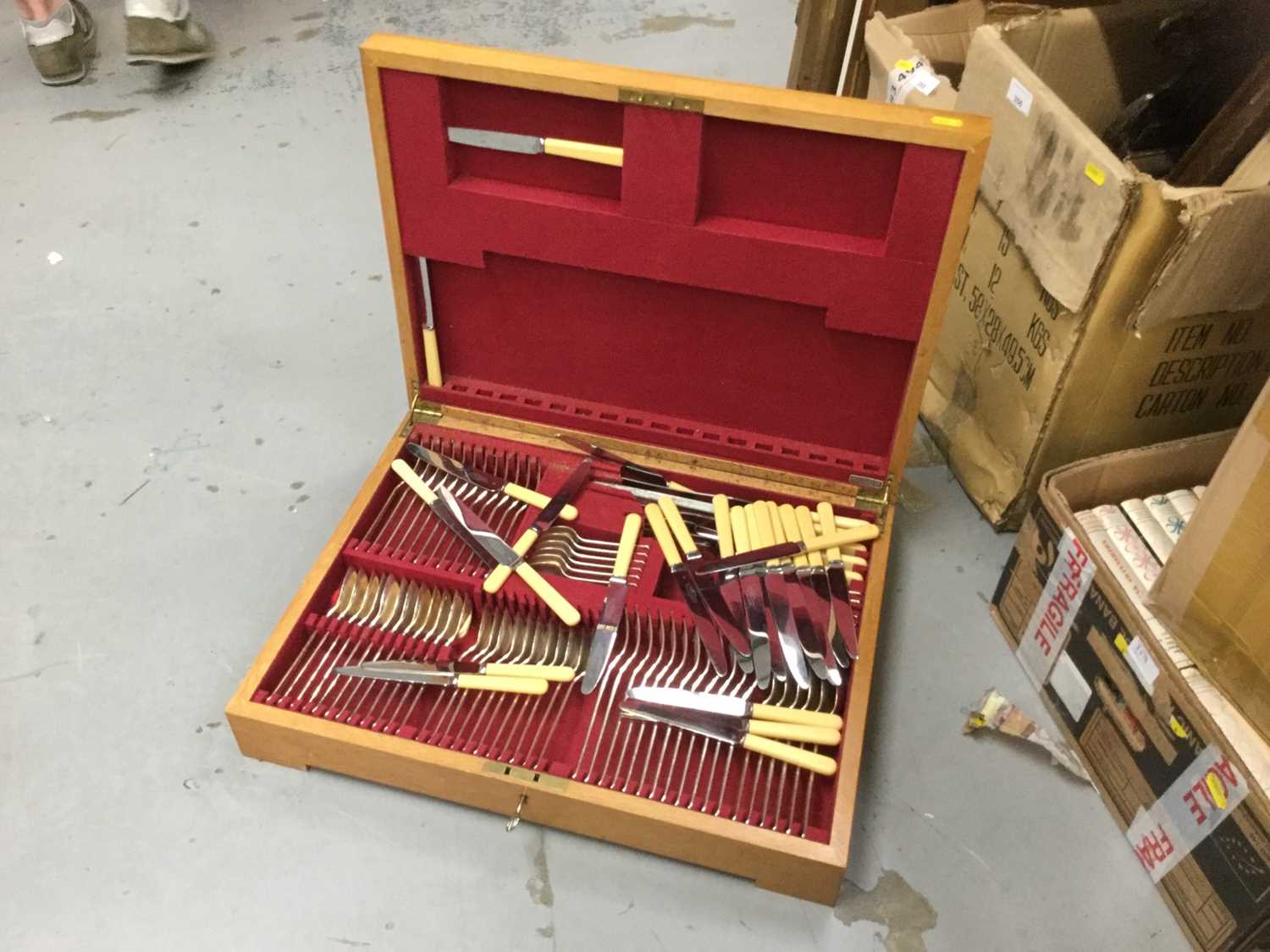 Lot 475 - Canteen of Elkington silver plated cutlery in oak case