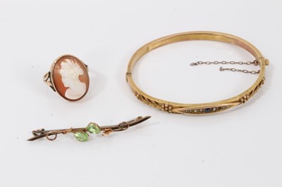 Lot 193 - Late Victorian 9ct gold bangle with seed pearl decoration, 9ct gold cameo ring and 9ct gold green stone bar brooch (3)