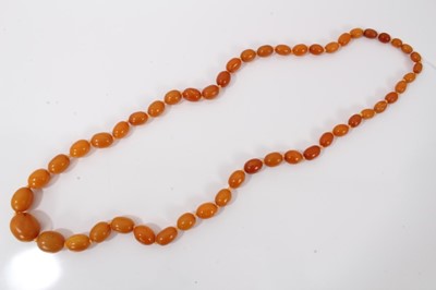 Lot 307 - Old amber bead necklace