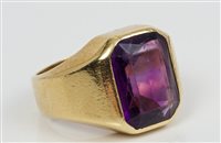 Lot 672 - Gentlemen's amethyst signet ring, the large...