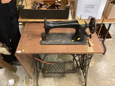 Lot 2746 - Heavy duty carpet and leather sewing machine, good working order