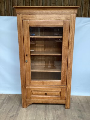 Lot 1065 - Good quality light oak bookcase/display cabinet