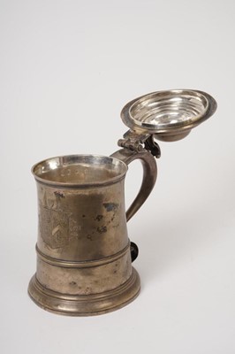 Lot 300 - George II silver tankard with hinged cover and engraved family crest