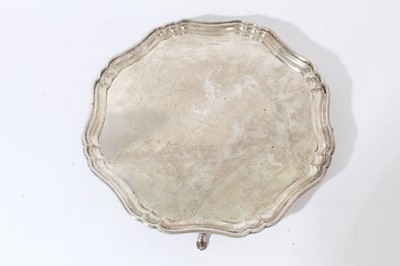 Lot 302 - 1920s silver salver with pie crust border (Sheffield 1923) 26 troy oz