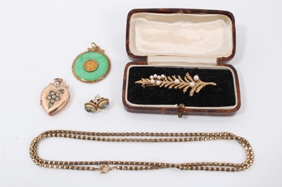 Lot 281 - 9ct gold fern brooch, 9ct gold chain, 9ct gold heart locket, green jade disc pendant and pair 9ct gold moonstone earrings