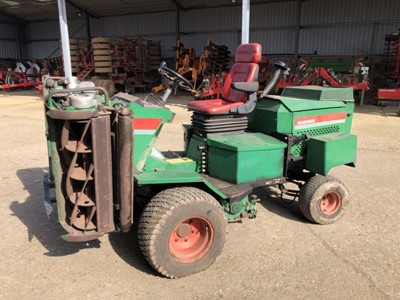 Lot 2067 - Ransomes Parkway 225 ride on gang mower, requiring some recommissioning