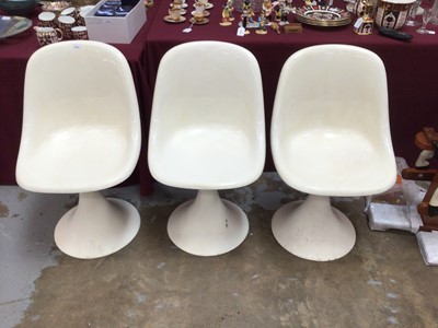 Lot 2701 - Three 1960s/70s white fibreglass chairs in the style of Eero Saarinen